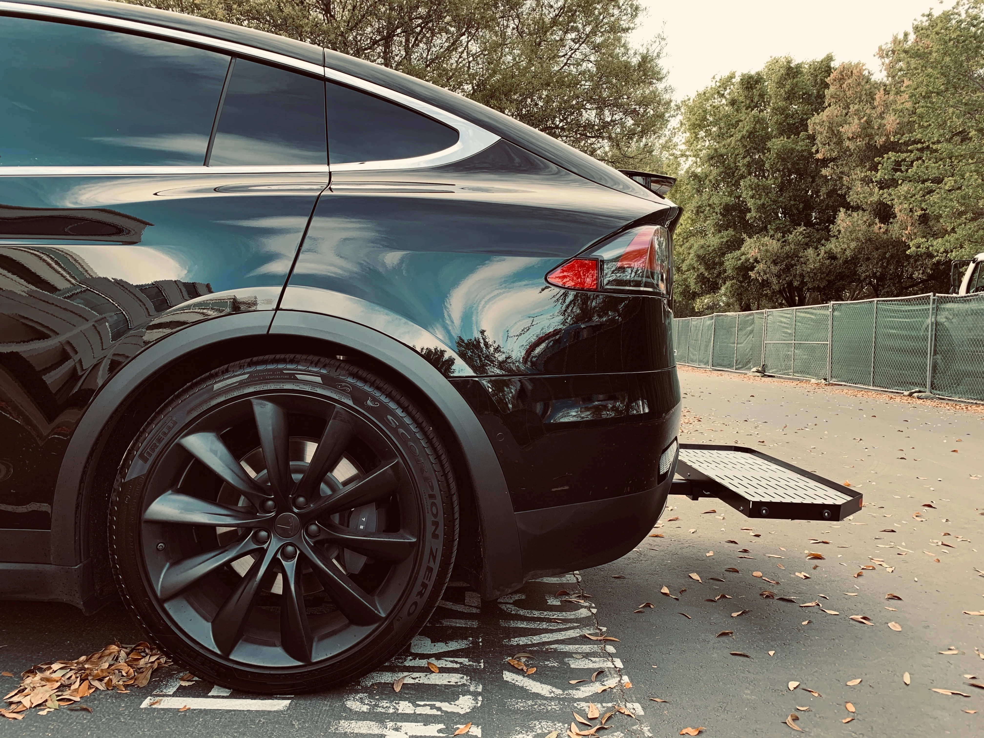 Tesla Model X cargo carrier: Lightweight aluminum, easy stowaway - Image 3